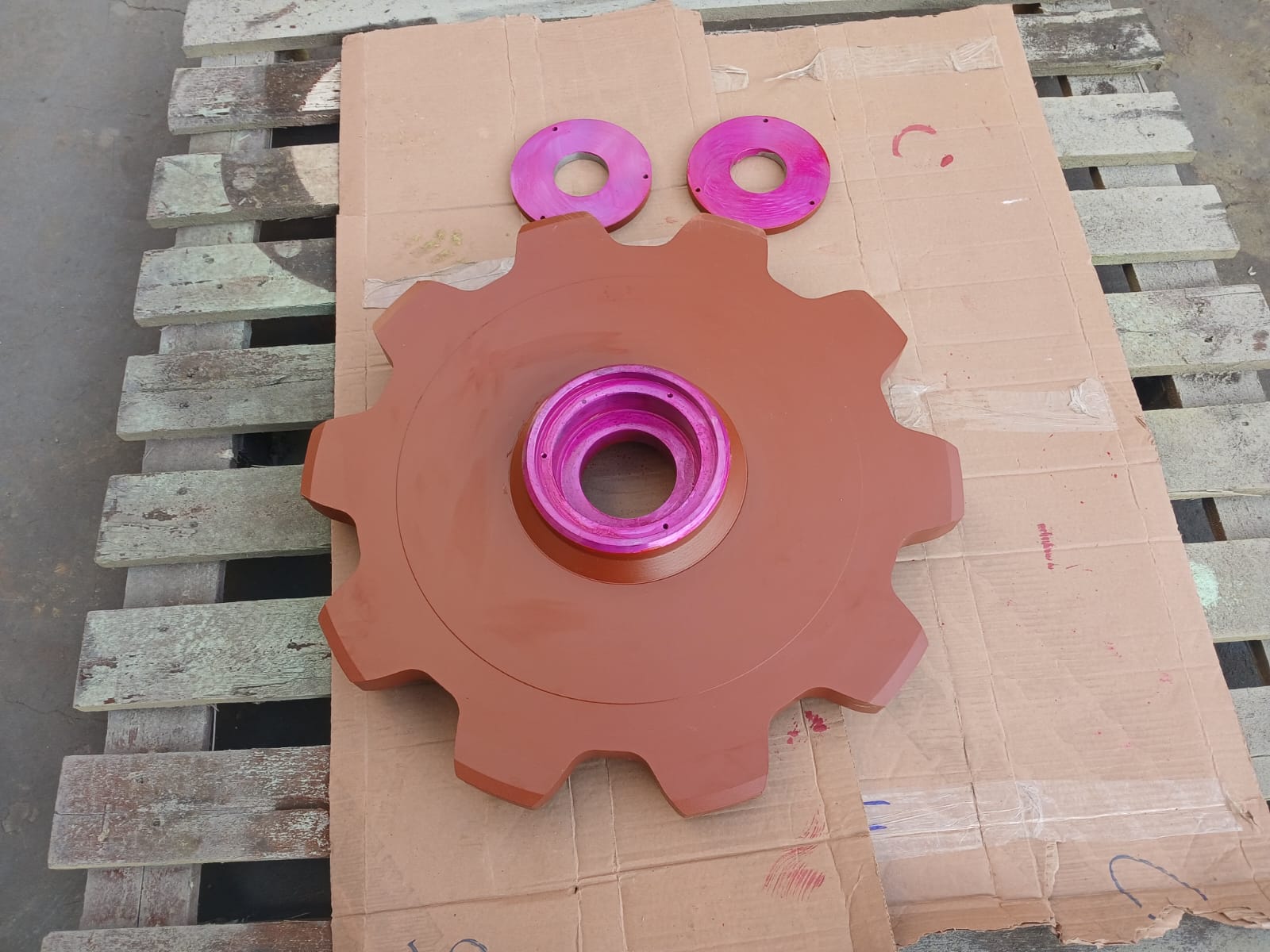 Peça pintada em produção — cor laranja base
